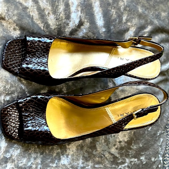 Tahari shoes Sz 10 - Picture 12 of 12